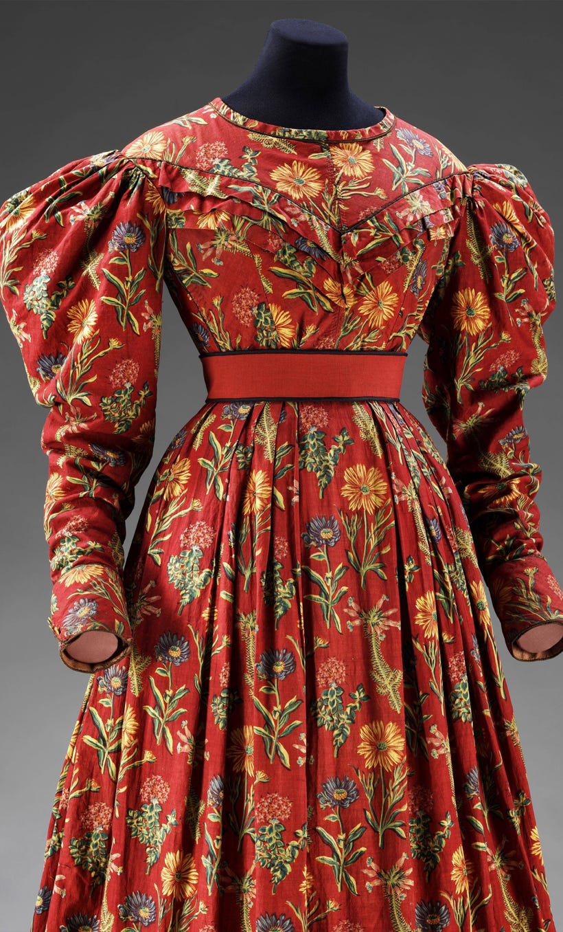 Rot gemustertes historisches Kleid auf einer Schneiderpuppe